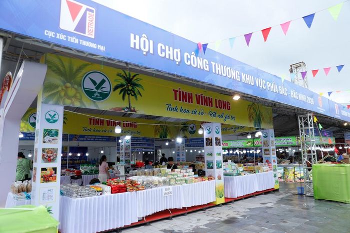 Ngoài các sản phẩm trong tỉnh, Hội chợ Công Thương khu vực phía Bắc - Bắc Ninh 2026 còn có sự tham gia của Sở Công Thương các tỉnh, thành phố như: Hà Nội, Thanh Hóa, Đà Nẵng, Vĩnh Long… Ảnh: Gian trưng bày, quảng bá và bán sản phẩm của tỉnh Vĩnh Long với 70 loại sản phẩm nông sản chế biến, tiêu biểu như: Nhang nghệ, gạo ST 25, dừa tươi, dầu dừa tinh khiết, dầu dừa nấu ăn…