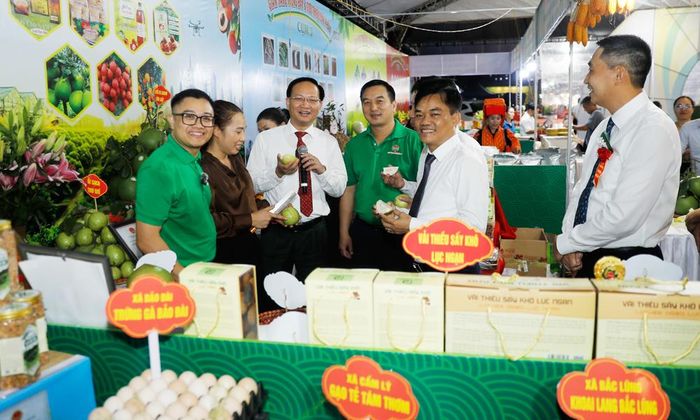 Để quảng bá và thúc đẩy tiêu thụ sản phẩm tại hội chợ, đồng chí Phạm Văn Thịnh, Ủy viên Ban Thường vụ Tỉnh ủy, Phó Chủ tịch UBND tỉnh và các đại biểu dự lễ khai mạc hội chợ đã tham gia phiên Livestream bán hàng tại phiên chợ Nông sản an toàn tỉnh Bắc Ninh năm 2026, tối 16/9.