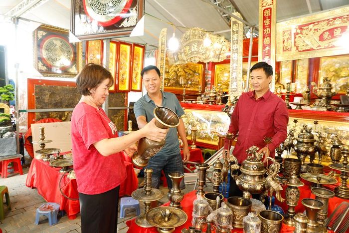 Gian trưng bày, bán sản phẩm mỹ nghệ làng nghề đúc đồng Đại Bái, xã Gia Bình (Bắc Ninh).