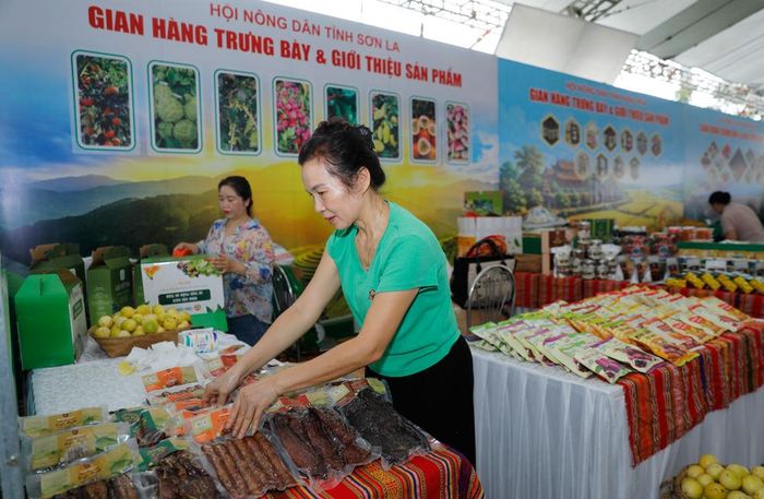 Hội chợ có hơn 30 gian hàng do Hội Nông dân tỉnh tổ chức theo hình thức chợ phiên Nông sản an toàn tỉnh Bắc Ninh năm 2026 với chủ đề “Nông sản quê hương - Kết nối tương lai”, có sự góp mặt của Hội Nông dân các tỉnh, thành phố: Hà Nội, Hưng Yên, Phú Thọ, Sơn La, Thái Nguyên. Ảnh: Các sản phẩm thịt, xúc xích, lạp sườn gác bếp chế biến từ thịt trâu, thịt lợn của Hợp tác xã Kim Tiền Phát, phường Tô Hiệu (Sơn La).