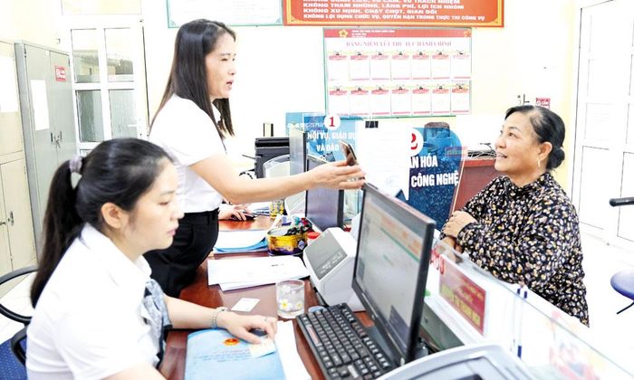 Cán bộ Trung tâm Phục vụ hành chính công xã Phúc Hòa hướng dẫn người dân thực hiện thủ tục hành chính. Ảnh: Sỹ Quyết.