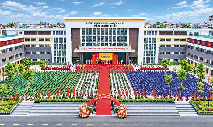 Trường Tiểu học và Trung học cơ sở Trần Quốc Toản (phường Kinh Bắc) được đầu tư xây dựng khang trang với các trang thiết bị hiện đại.