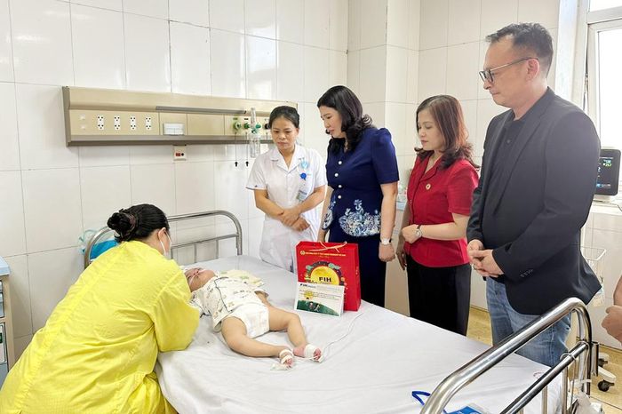  Đồng chí Trần Thị Vân cùng các đại biểu thăm hỏi, động viên, tặng quà bệnh nhi. 