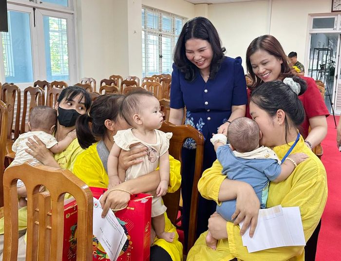  Đồng chí Trần Thị Vân và lãnh đạo Hội Chữ thập đỏ tỉnh động viên gia đình bệnh nhi. 