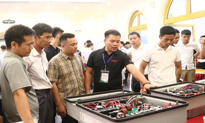 Các đại biểu tìm hiểu về các thiết bị của Tập đoàn GoodWe.