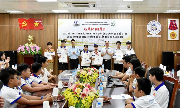 Đại diện Ban Tổ chức Cuộc thi Robocon Bắc Ninh năm 2026 và VNPT Bắc Ninh trao quà động viên cho các đội thi.