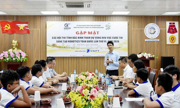 Đại diện Ban Tổ chức Cuộc thi Robocon tỉnh Bắc Ninh năm 2026 khích lệ tinh thần thi đấu của các đội thi.