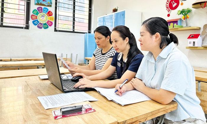  Giáo viên, nhân viên Trường Tiểu học Ngô Sĩ Liên (phường Bắc Giang) trao đổi về các phần mềm quản lý dữ liệu liên quan đến công tác giáo dục của nhà trường. 