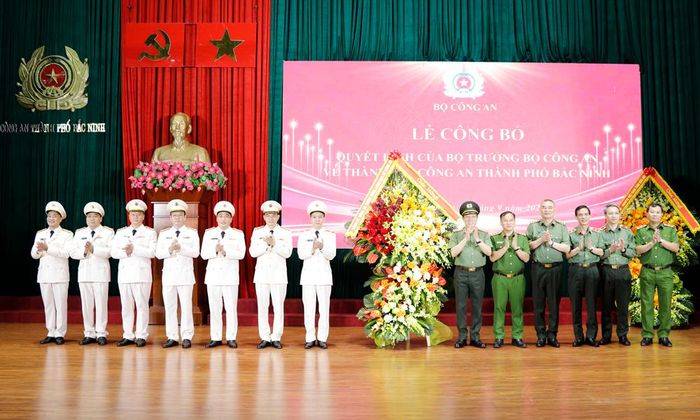  Đại tướng Lương Tam Quang và các đại biểu tặng hoa chúc mừng lực lượng công an nhân dân Bắc Ninh. 