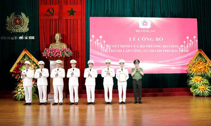  Đại tướng Lương Tam Quang trao Quyết định thành lập Công an thành phố Bắc Ninh cho Ban Giám đốc Công an tỉnh. 