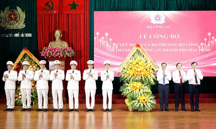  Các đồng chí lãnh đạo tỉnh Bắc Ninh tặng hoa chúc mừng lực lượng công an nhân dân Bắc Ninh. 