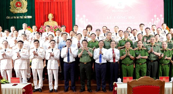  Các đại biểu chụp ảnh lưu niệm. 