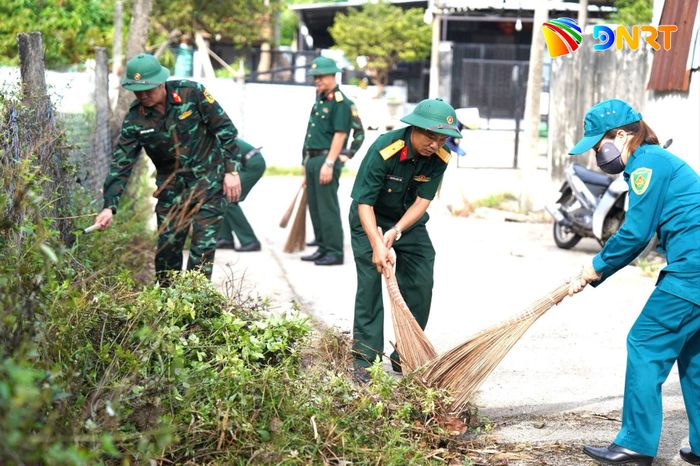 Các tổ chức chính trị, người dân hưởng ứng mô hình "Hương Trà xanh - Hành động xanh" của phường Hương Trà. Ảnh: Địa phương.
