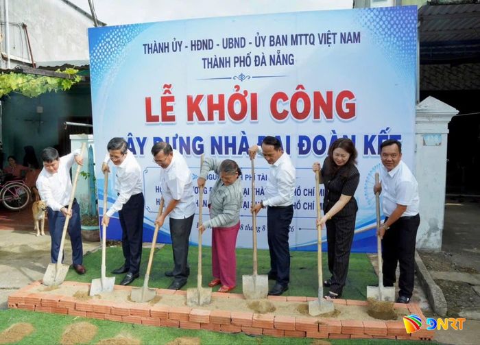 Lãnh đạo Thành ủy, UBND, Ủy ban MTTQ Việt Nam thành phố Đà Nẵng khởi công xây nhà đại đoàn kết cho gia đình bà Đỗ Thị Hương (thôn An Tây). Ảnh: GIA PHÚC