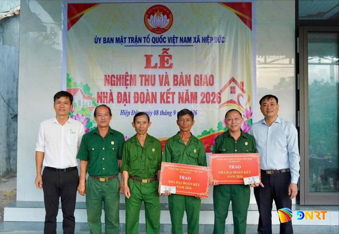Bàn giao nhà cho 2 cựu chiến binh có hoàn cảnh khó khăn là ông Ngô Xuân Thùy và ông Phạm Đình Thật. Ảnh: GIA PHÚC.