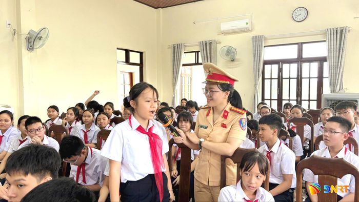 Phòng Cảnh sát giao thông phối hợp tổ chức tuyên truyền an toàn giao thông cho đoàn viên, thanh thiếu nhi tại phường Bàn Thạch vào ngày 14/9. Ảnh: P.V