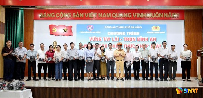 Thực hiện chương trình “Vững tay lái - Trọn bình an” tại phường An Khê. Ảnh: T.HÙNG