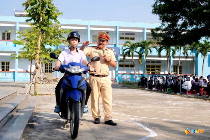 Trạm Cảnh sát giao thông Thăng Bình hướng dẫn kỹ năng lái xe an toàn cho học sinh THPT tại địa bàn phụ trách. Ảnh: CÔNG TÚ