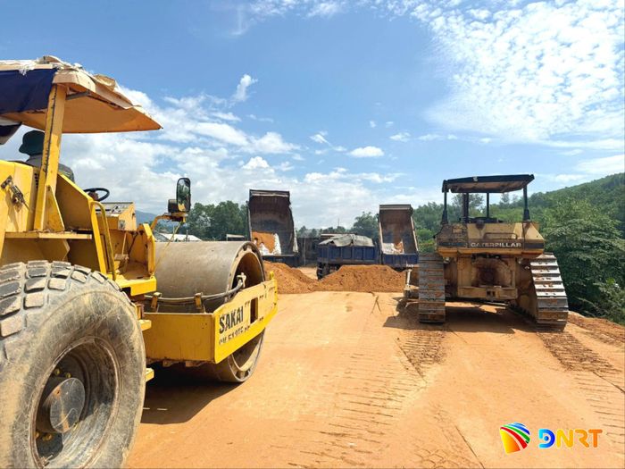 Một thành viên liên danh nhà thầu đang thi công đường dẫn cầu Tân Bình. Ảnh: CÔNG TÚ
