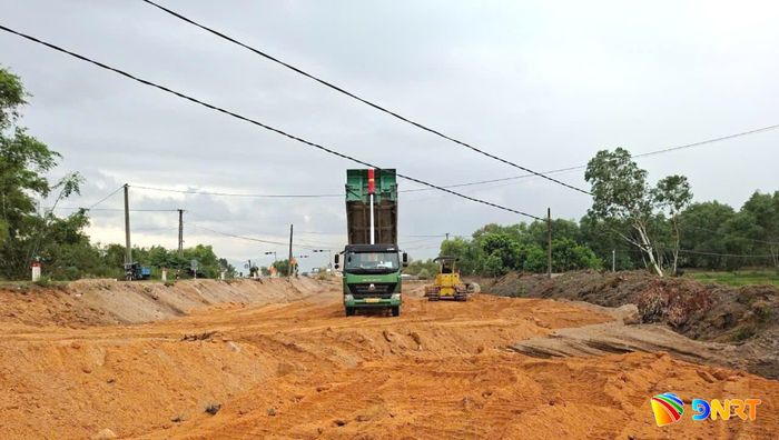 Thi công đắp nền đường gói thầu số 02 thuộc Dự án thành phần 1 hoàn thiện đường ven biển 129, đoạn qua xã Tam Anh. Ảnh: CÔNG TÚ