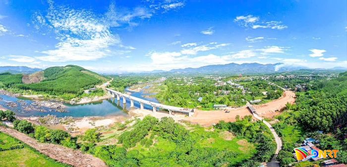 Trên công trường Dự án cầu Tân Bình và đường tránh quốc lộ 14E qua nội thị thị trấn Tân Bình, huyện Hiệp Đức cũ. Ảnh: VĂN LUẬN