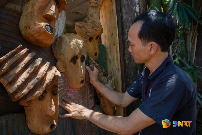 Nghệ nhân Nguyễn Văn Ân đang thực hiện tác phẩm lưu niệm từ mộc mỹ nghệ. Ảnh: PHAN VŨ TRỌNG