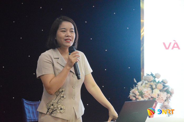 Tiến sĩ Nguyễn Thị Định phổ biến Luật Tín ngưỡng, tôn giáo đến chức sắc, chức việc, nhà tu hành và đại diện các tổ chức tôn giáo hoạt động trên địa bàn thành phố sáng 18/9. Ảnh: KHÁNH LINH