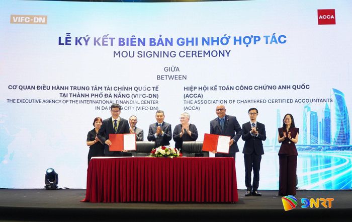 VIFC-DN và ACCA ký kết biên bản ghi nhớ hợp tác tại diễn đàn. Ảnh: VINH ANH