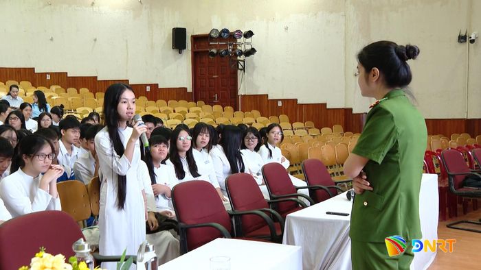 Học sinh trao đổi, thảo luận với báo cáo viên tại chương trình tuyên truyền. Ảnh: PHƯƠNG HUY