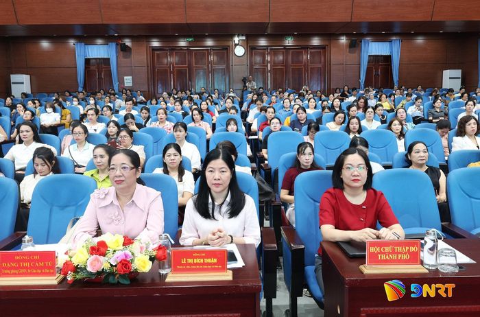 Lãnh đạo các sở, ngành liên quan và cán bộ quản lý các cơ sở giáo dục mầm non ngoài công lập tham dự hội nghị. Ảnh: NGỌC HÀ