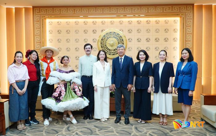 Lãnh đạo thành phố và Đại sứ Colombia tại Việt Nam chụp hình lưu niệm cùng các đại biểu tại buổi tiếp. Ảnh: TÂM ĐAN