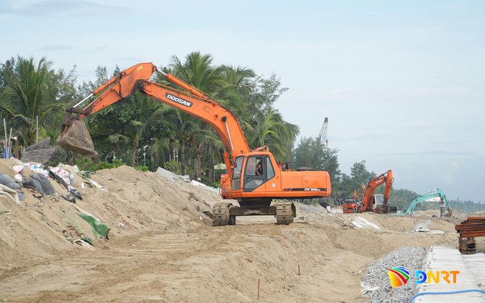 Hiện trường thi công Dự án khắc phục xói lở bờ biển Hội An khu vực phường Hội An Tây. Ảnh: HỒ QUÂN