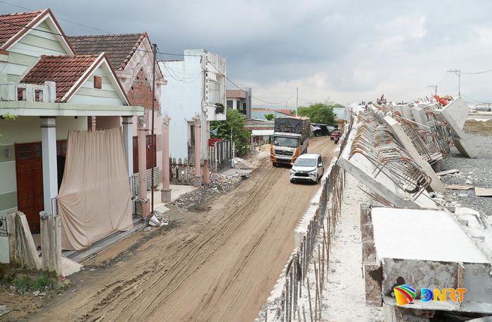 Hiện trường thi công nút giao cầu vượt đường sắt xã Thăng Bình thuộc Dự án cải tạo, nâng cấp quốc lộ 14E. Ảnh: HỒ QUÂN