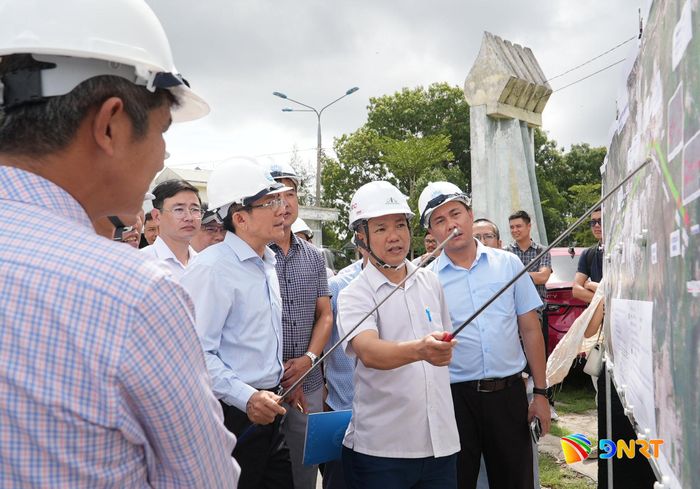 Phó Chủ tịch UBND thành phố Trần Nam Hưng nghe báo cáo tiến độ giải phóng mặt bằng Dự án thành phần 2 thuộc Dự án hoàn thiện đường ven biển 129. Ảnh: HỒ QUÂN