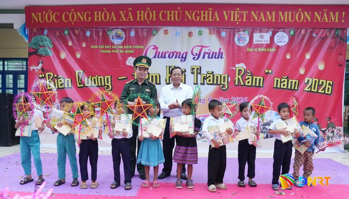 Đại tá Nguyễn Hữu Thiều, Phó Chính ủy Ban Chỉ huy Bộ đội Biên phòng thành phố và ông Bling Mia, Bí thư Đảng ủy xã Tây Giang trao học bổng cho học sinh nghèo vượt khó học giỏi. Ảnh: HỒNG ANH