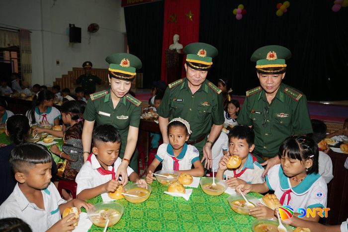 Chương trình “Bếp ấm biên cương - Cùng em đến trường” dành cho học sinh vùng biên giới. Ảnh: HỒNG ANH
