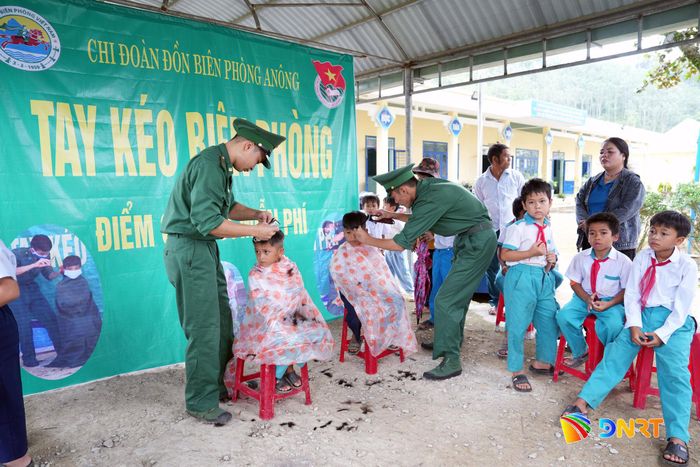 Học sinh trải nghiệm mô hình “Tay kéo biên phòng”. Ảnh: HỒNG ANH