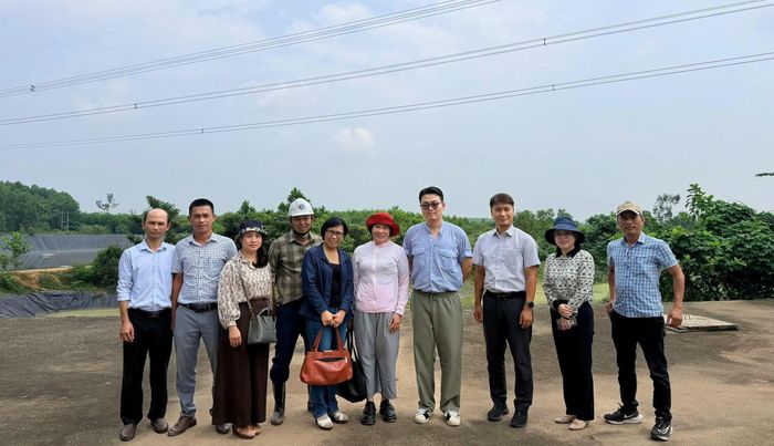 Đoàn công tác của KEITI cùng Ban điều phối dự án IRBM và các đơn vị liên quan tại buổi khảo sát thực địa ở Khu chứa và xử lý rác Tam Xuân 2. Ảnh: ĐVCC