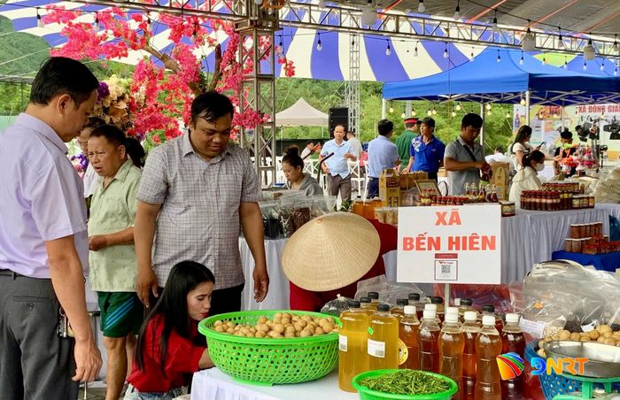 Lớp tập huấn được kỳ vọng giúp hộ kinh doanh xã Bến Hiên tiếp cận thị trường thương mại. Ảnh: ĐĂNG NGUYÊN