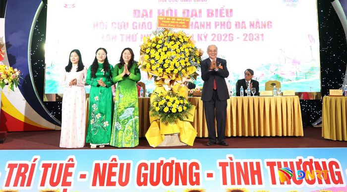 Phó Chủ tịch Thường trực Ủy ban MTTQ Việt Nam thành phố Nguyễn Thị Thu Lan (thứ 3, từ trái sang) và đại diện các sở tặng hoa chúc mừng đại hội. Ảnh: NGỌC HÀ