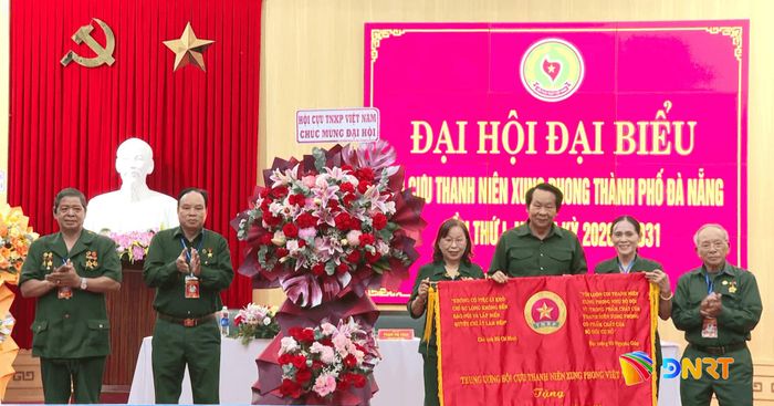 Chủ tịch Trung ương Hội Cựu thanh niên xung phong Việt Nam Thân Đức Nam (thứ 3, từ phải sang) tặng bức trướng cho Hội Cựu thanh niên xung phong thành phố Đà Nẵng. Ảnh: HIẾU NGÂN