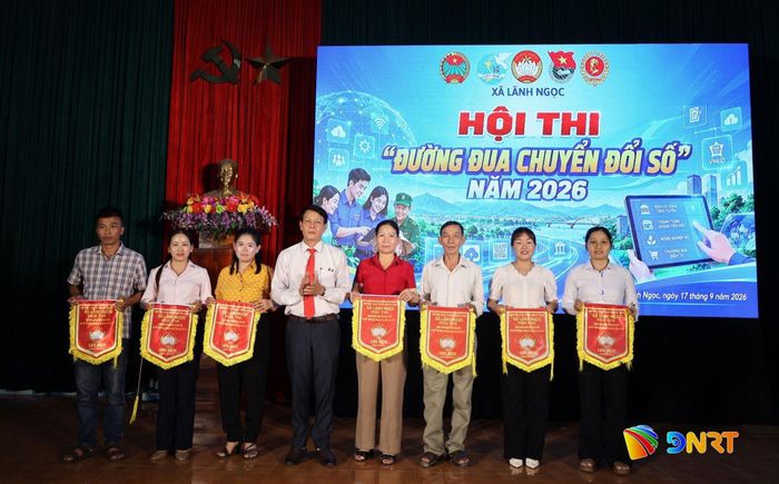 Ban tổ chức trao cờ lưu niệm cho các đội tham gia hội thi. Ảnh: N.HƯNG