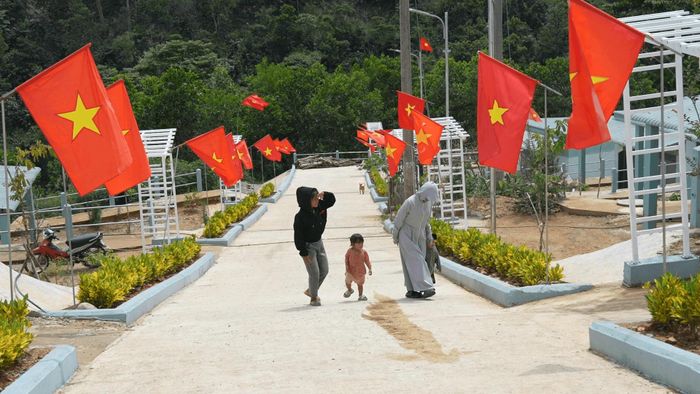 Công trình góp phần tạo cảnh quan cho khu tái định cư sau thiên tai. Ảnh: THIỆN TÙNG