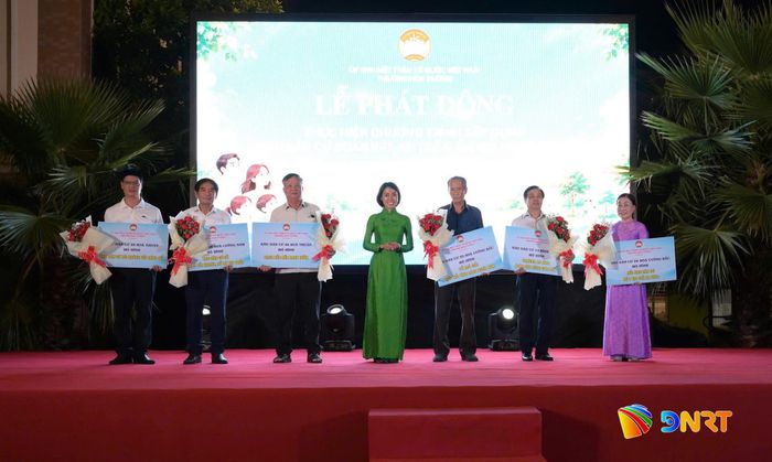 Các Ban công tác Mặt trận khu dân cư đăng ký xây dựng “Khu dân cư đoàn kết, an toàn, ấm no, hạnh phúc”. Ảnh: DIỄM HƯƠNG - TRƯỜNG SƠN