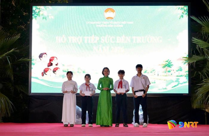 Ban tổ chức trao hỗ trợ học sinh có hoàn cảnh đặc biệt khó khăn. Ảnh: DIỄM HƯƠNG - TRƯỜNG SƠN