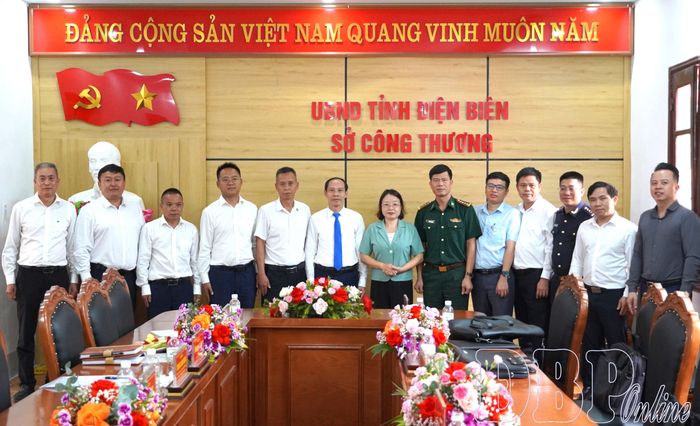 Đại biểu chụp ảnh lưu niệm tại buổi làm việc.