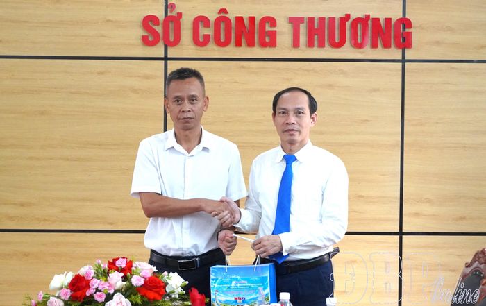 Đại diện Sở Công Thương tặng quà cho đại diện Đoàn đại biểu huyện Giang Thành.