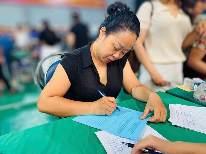 Tình nguyện viên làm thủ tục hiến máu.