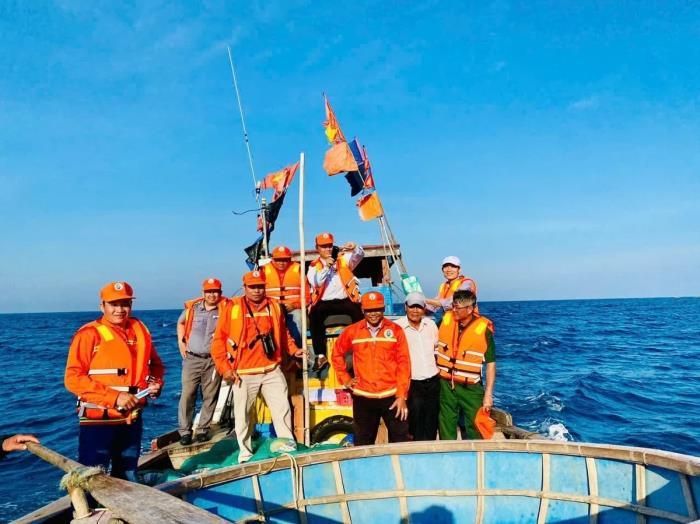 Các tổ cộng đồng phối hợp với lực lượng chức năng tiến hành tuần tra, bảo vệ nguồn lợi thủy sản. Ảnh: T.T.
