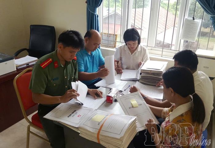 Đảng viên chi bộ công an và chi bộ các cơ quan đảng xã Nậm Kè tham gia chỉnh lý hồ sơ.